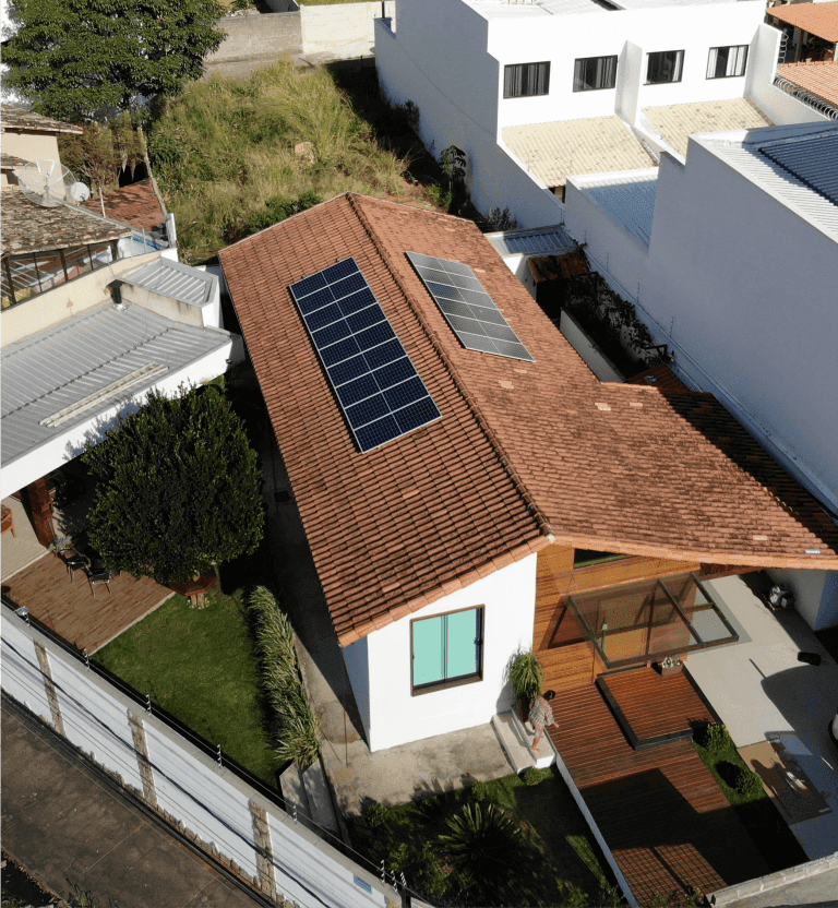 instalação de sistema fotovoltaico em residência de alto padrão em Juiz de Fora com execução técnica controlada