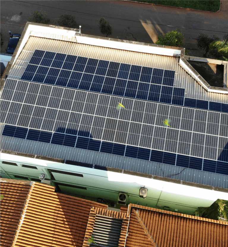 sistema fotovoltaico instalado em cobertura comercial com execução técnica em Taquaraçu de Minas 47,1 kWp