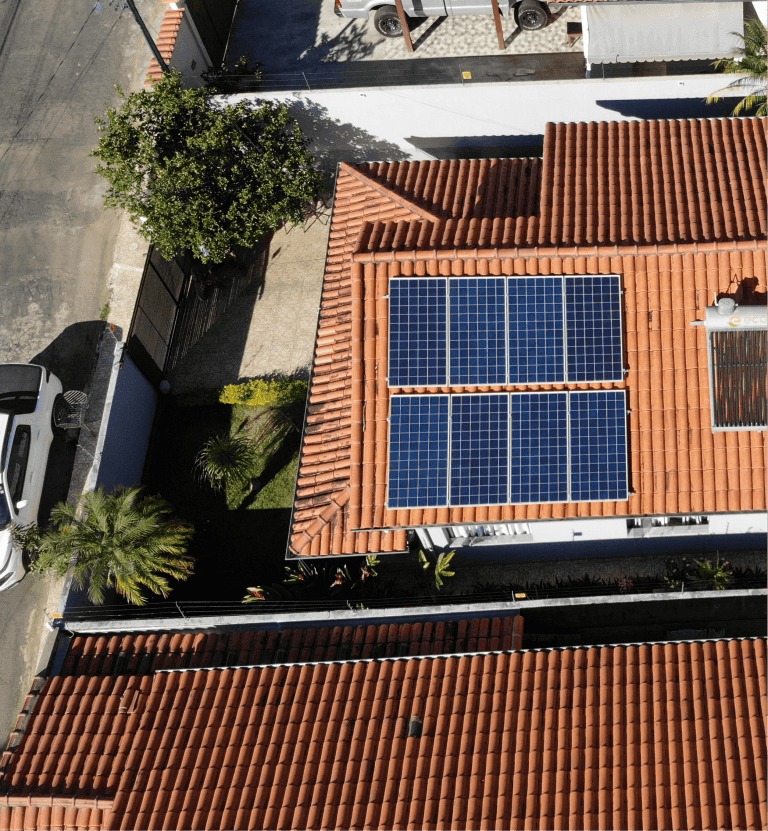 sistema fotovoltaico residencial de 4,4 kWp instalado em telhado cerâmico em Lagoa Santa com execução elétrica de padrão elevado